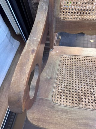 Mecedora antigua de madera y ratán
