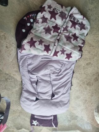 Saco de silla de paseo color morado con pingüino