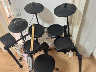 Batería Electrónica Alesis con accesorios