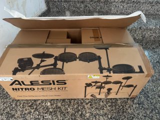 Batería Electrónica Alesis con accesorios