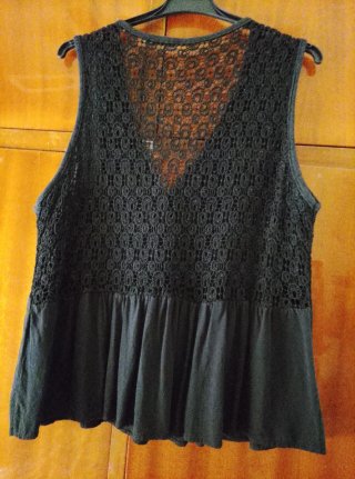 Camiseta sin mangas de encaje negra