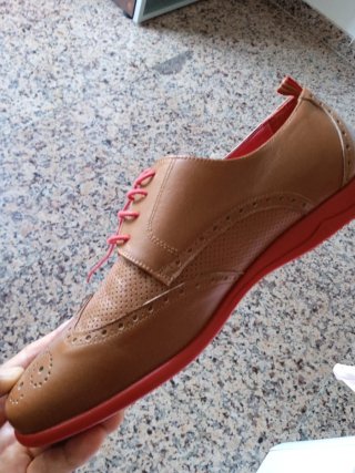 Zapatos marrones con cordones rojos