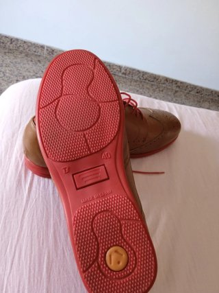 Zapatos marrones con cordones rojos