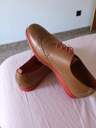 Zapatos marrones con cordones rojos