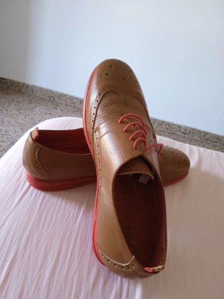 Zapatos marrones con cordones rojos