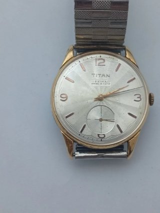 Reloj Titan Dorado y Plateado
