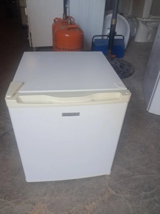 Nevera pequeña blanca