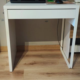 Escritorio Ikea Micke y silla SKRUVSTA