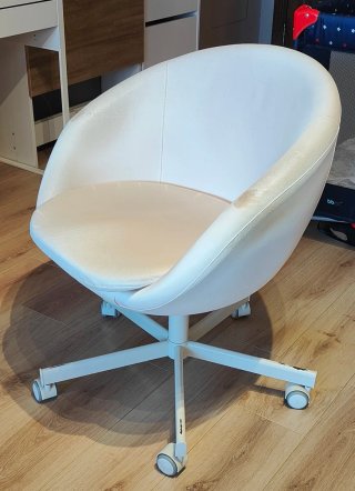 Escritorio Ikea Micke y silla SKRUVSTA