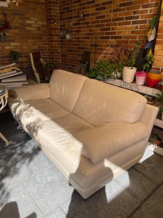 Sofá de piel beige