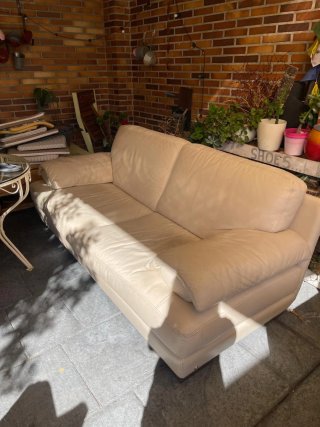 Sofá de piel beige