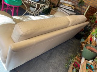 Sofá de piel beige