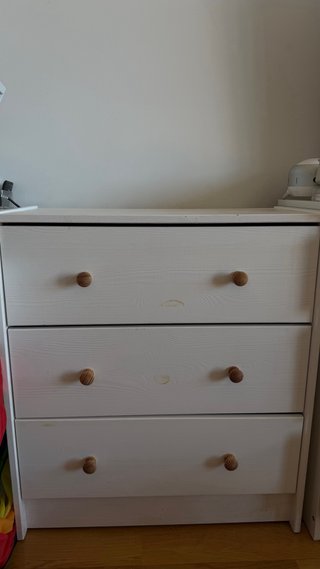 Cómoda IKEA de madera maciza pintado en blanco