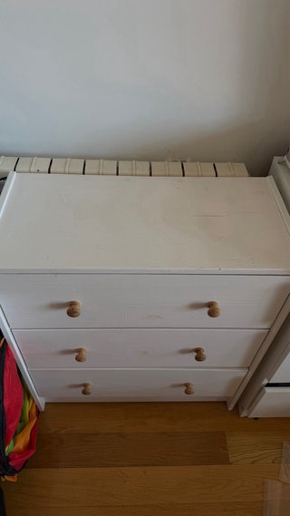 Cómoda IKEA de madera maciza pintado en blanco