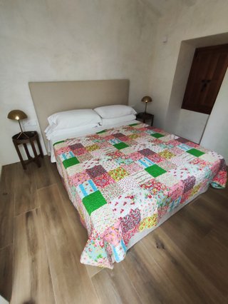 Cama con colcha patchwork