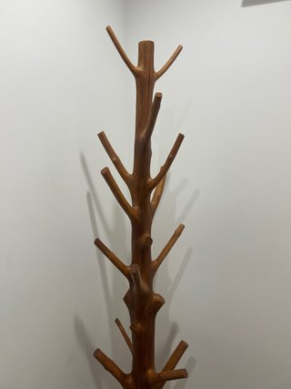 Perchero de madera estilo árbol