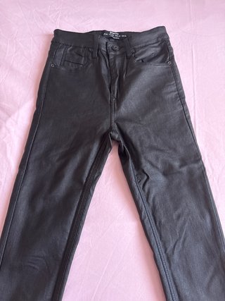 Vaqueros efecto piel Stradivarius negros