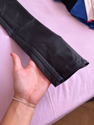 Vaqueros efecto piel Stradivarius negros
