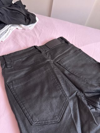 Vaqueros efecto piel Stradivarius negros