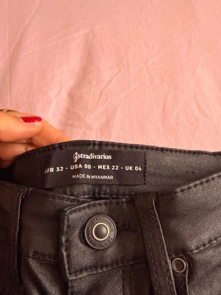 Vaqueros efecto piel Stradivarius negros