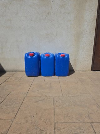 3 Garrafas azules con tapón rojo