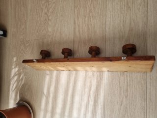 Colgador de madera con 4 perchas