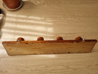 Colgador de madera con 4 perchas