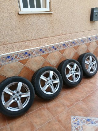 4 llantas y 4 gomas nuevas