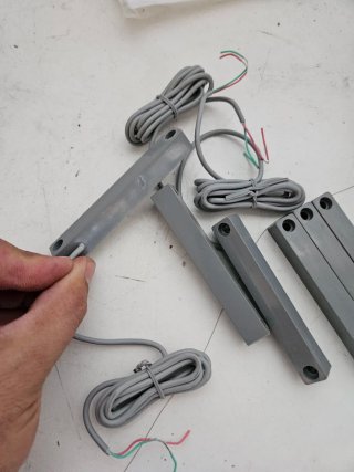 Contatti magnetici cablati per allarme