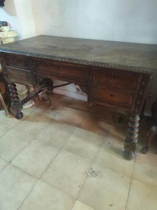 Mesa de madera antigua tallada