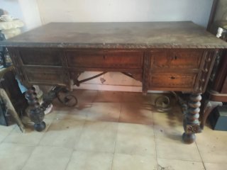 Mesa de madera antigua tallada
