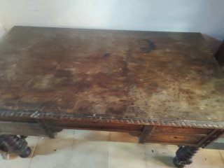 Mesa de madera antigua tallada