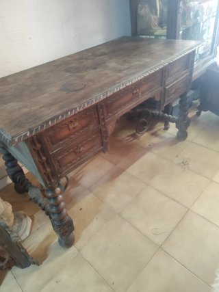 Mesa de madera antigua tallada