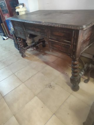 Mesa de madera antigua tallada