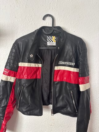 Chaqueta Cuero Bershka Negra y Roja