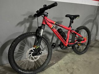 Bicicleta infantil Rockrider roja.