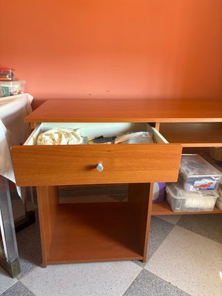 Escritorio de madera con cajón