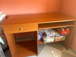 Escritorio de madera con cajón