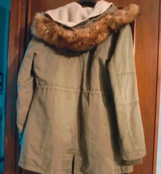 Parka verde con cerniera rotta vanno solo bottoni