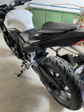 Honda Hornet 500 - Moto Naked Blanca/Negra