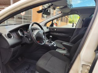 Peugeot 5008 2011