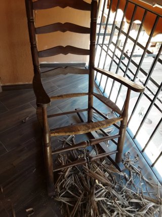 Mecedora antigua de madera para restaurar