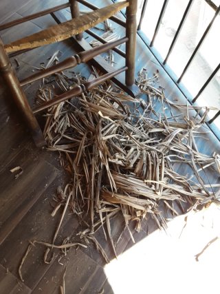 Mecedora antigua de madera para restaurar