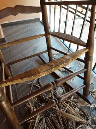Mecedora antigua de madera para restaurar