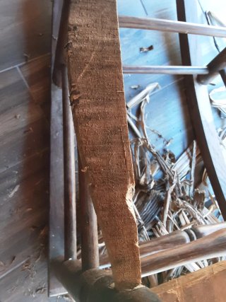 Mecedora antigua de madera para restaurar