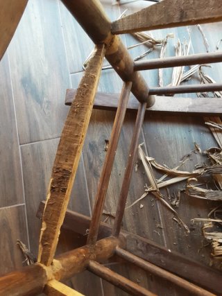 Mecedora antigua de madera para restaurar