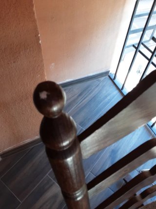Mecedora antigua de madera para restaurar