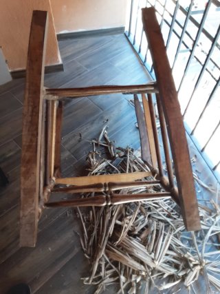 Mecedora antigua de madera para restaurar