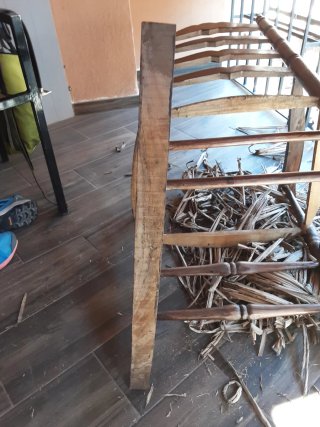 Mecedora antigua de madera para restaurar