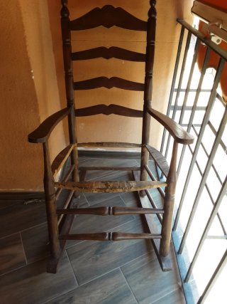 Mecedora antigua de madera para restaurar